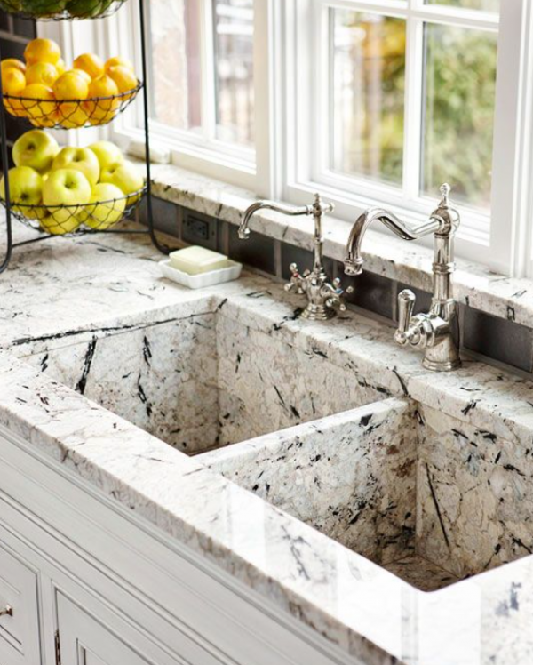 Dapur dengan wastafel batu alam dan keran berdesain vintage